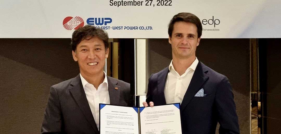 A photo taken featuring Pedro Vasconcelos, EDPR APAC Executive Chairman, on the right and Kim Young Moon, President and CEO of Korea East-West Power on the left.